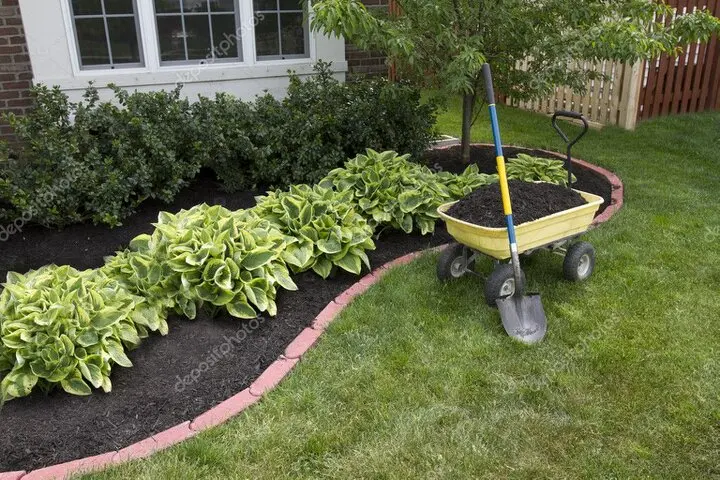 Jardín comunitario cuidado con césped y setos recortados