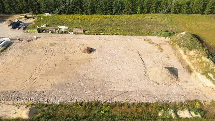 Terreno preparado tras desbroce para construir